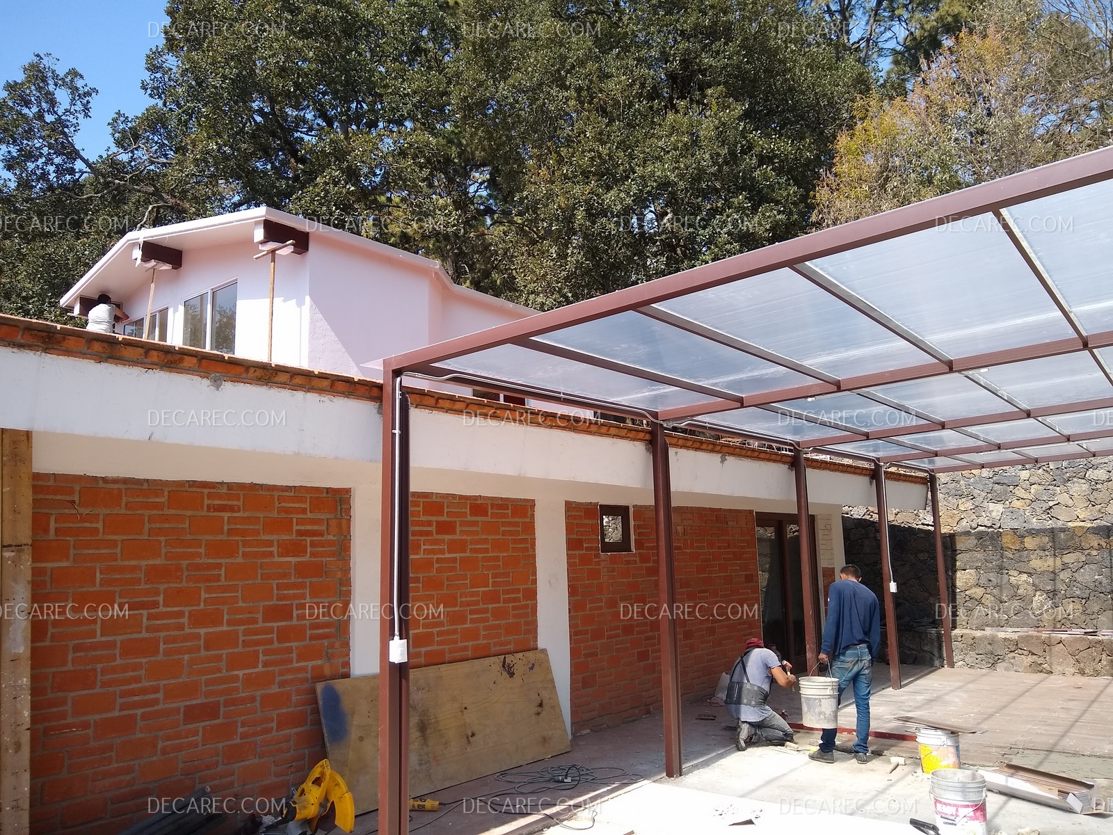 Colocacion de pérgola con policarbonato.